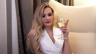 Порно с русскими разговорами и горячим сексом с красоткой после бокала шампанского
